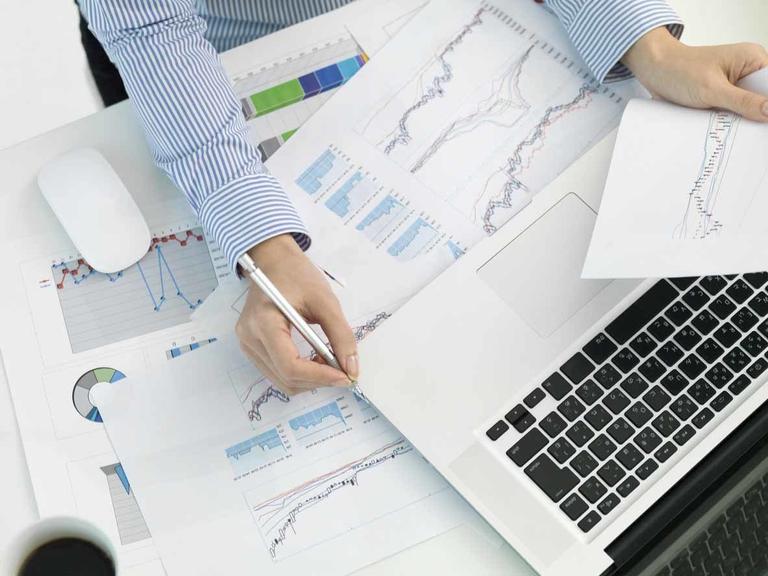 経費計上すると確定申告で税金を抑えられる