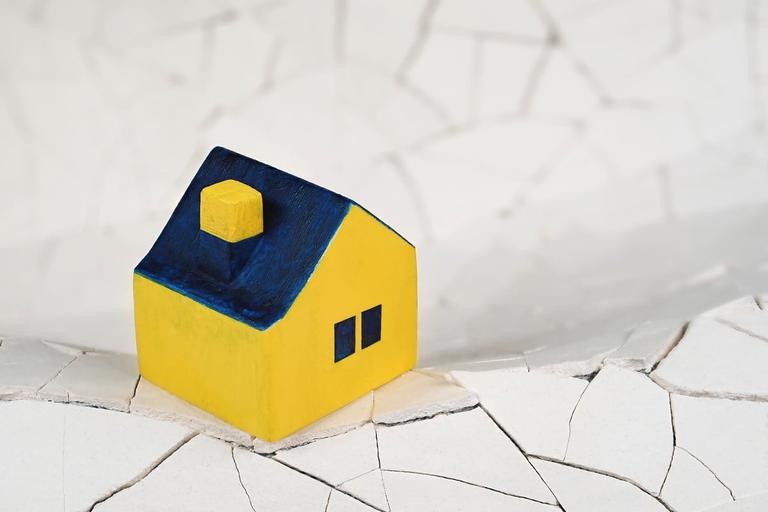 老朽化した家は建て替えをするべき?建て替えの費用や流れも解説します