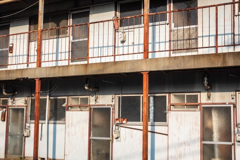 築50年のアパートの建て替えにはどんな費用がどれくらいかかる?老朽化が進む建物の売却・転用も含めて解説
