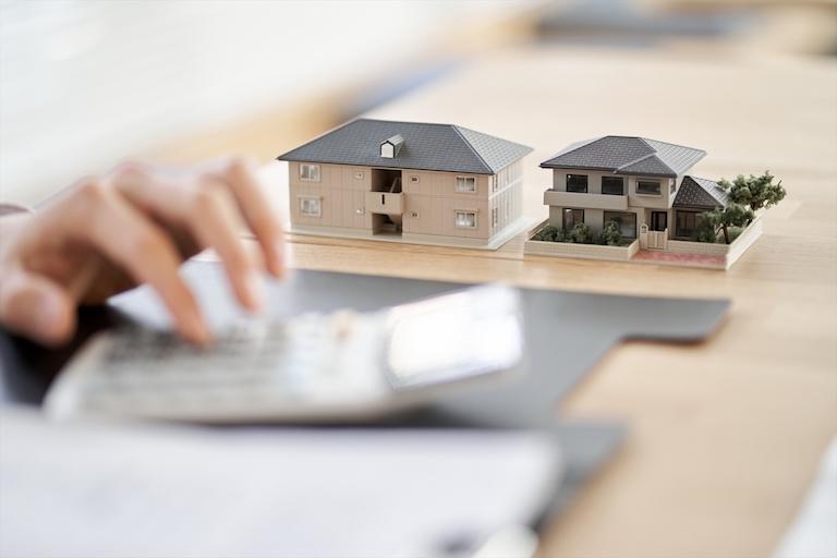 不動産会社が土地を査定している図