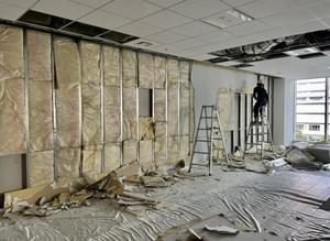 オフィスビルの内装解体の様子がわかる画像